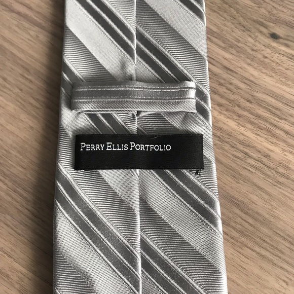 Like New! 100% Silk Perry Ellis Tie - Gray - Picture 4 of 5